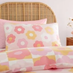 Catherine Lansfield Retro Daisy Duvet Cover And Pillowcase Set 13 Catherine Lansfield Retro Daisy Duvet Cover And Pillowcase Set -Catherine Lansfield 30932013 alt01