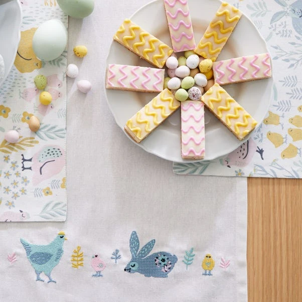 Catherine Lansfield Cottage Friends Table Runner 3 Catherine Lansfield Cottage Friends Table Runner - Image 3