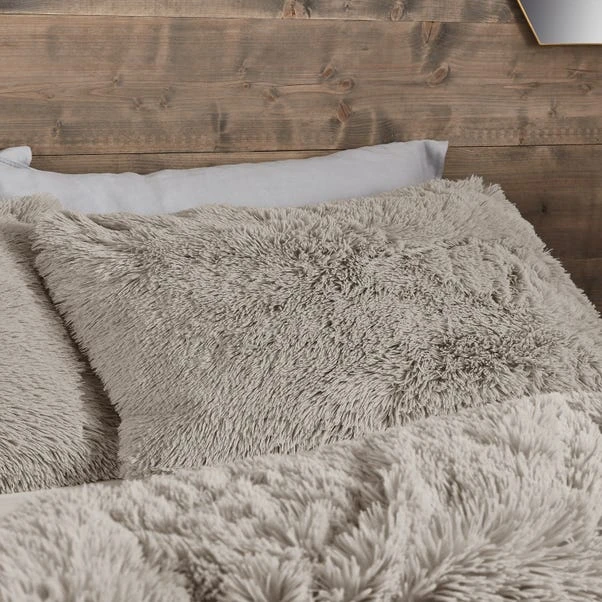 Catherine Lansfield Super Kingsize Cuddly Faux Fur Duvet Cover And Pillowcase Set 2 Catherine Lansfield Super Kingsize Cuddly Faux Fur Duvet Cover And Pillowcase Set - Image 2