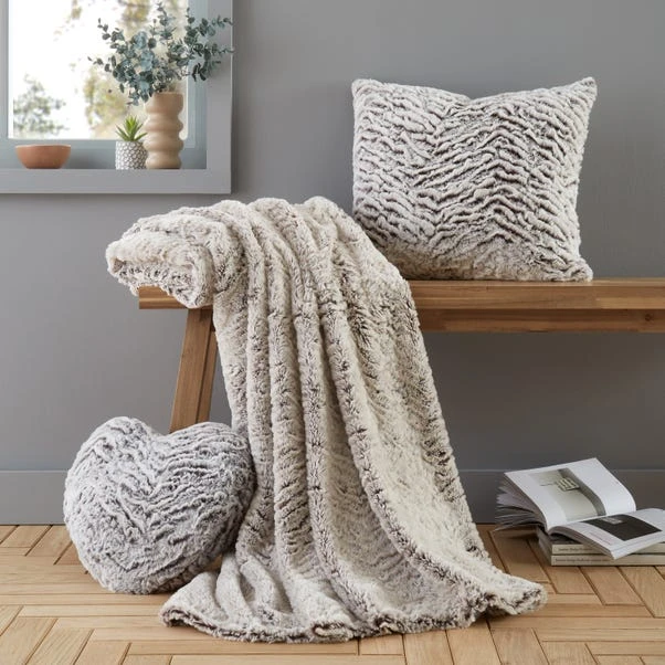 Catherine Lansfield Wolf Square Cushion 5 Catherine Lansfield Wolf Square Cushion - Image 5