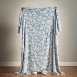 Catherine Lansfield Brooke Floral Fleece Throw 200cm X 240cm 12 Catherine Lansfield Brooke Floral Fleece Throw 200cm X 240cm -Catherine Lansfield 30976433 alt02